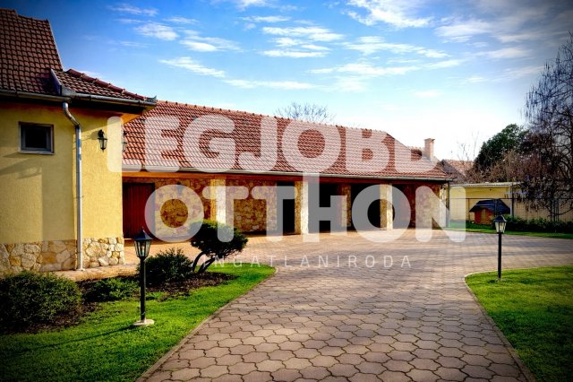 Eladó családi ház, Cegléden 105 M Ft, 5 szobás
