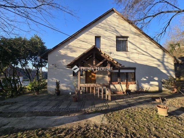 Eladó családi ház, Pécsett 66.9 M Ft, 5 szobás
