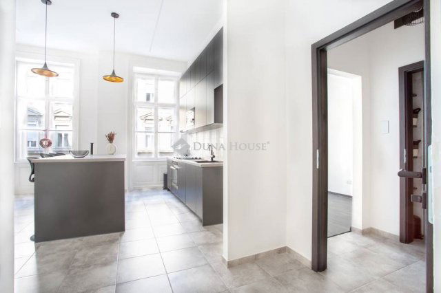 Eladó téglalakás, Budapesten, VI. kerületben 155 M Ft, 3 szobás