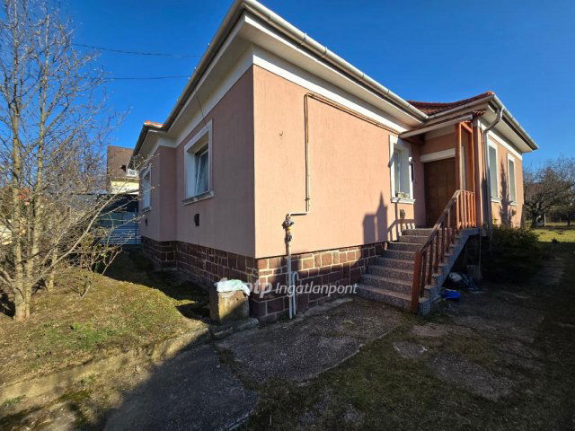 Eladó családi ház, Veszprémben 85.8 M Ft, 3+2 szobás