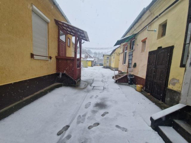 Eladó téglalakás, Kaposváron, Fő utcában 29.9 M Ft, 1+1 szobás