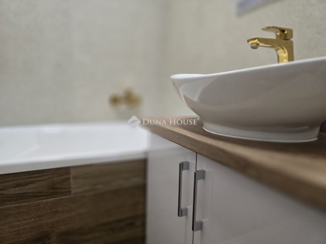 Eladó téglalakás, Pécsett 55.9 M Ft, 3 szobás