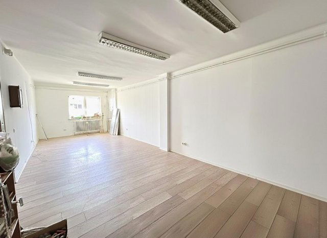 Kiadó iroda, Vácon 320 E Ft / hó, 2 szobás