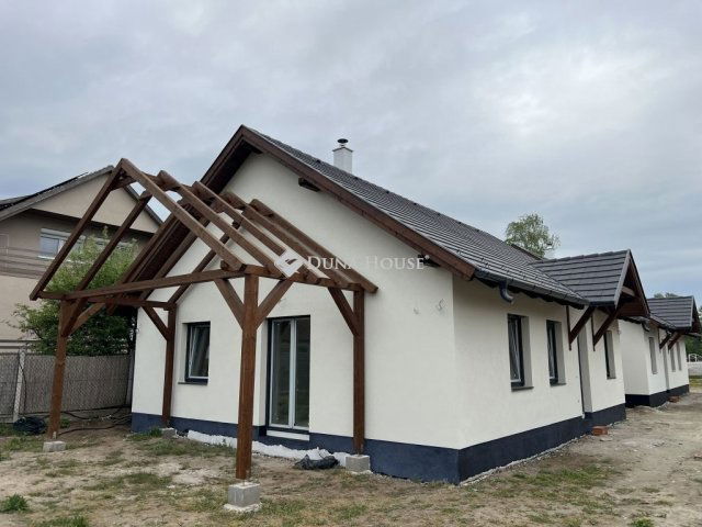 Eladó ikerház, Tápiószecsőn 74.9 M Ft, 4 szobás