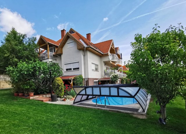 Eladó családi ház, Balatonfüreden 390 M Ft, 17 szobás