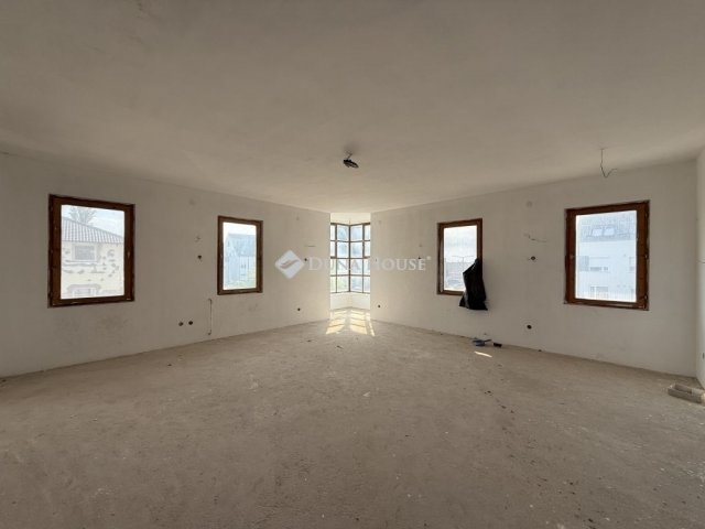 Eladó téglalakás, Szigetszentmiklóson 70 M Ft, 3 szobás
