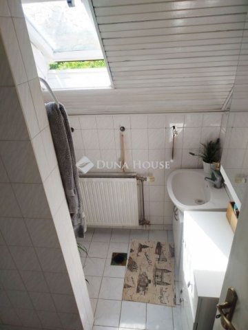 Eladó családi ház, Velencén 99 M Ft, 6 szobás