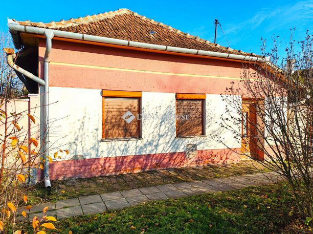 Eladó családi ház, Békéscsabán 9.99 M Ft, 3 szobás