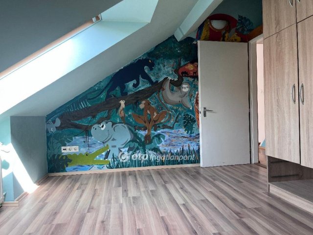 Eladó téglalakás, Pécsett 95.5 M Ft, 3 szobás