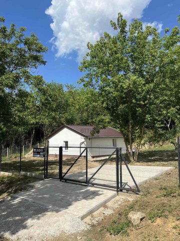 Eladó családi ház, Balatonlelleén 23.5 M Ft, 1 szobás