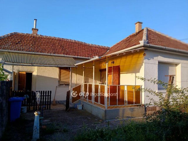 Eladó családi ház, Adácson 26 M Ft, 3 szobás