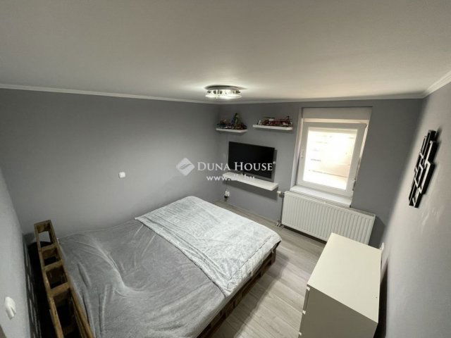 Eladó családi ház, Pécsett 109 M Ft, 6 szobás