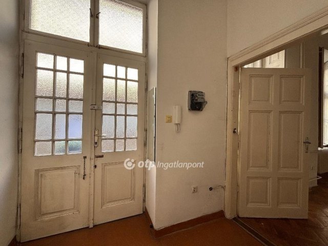 Eladó téglalakás, Budapesten, VI. kerületben 61.9 M Ft, 1 szobás