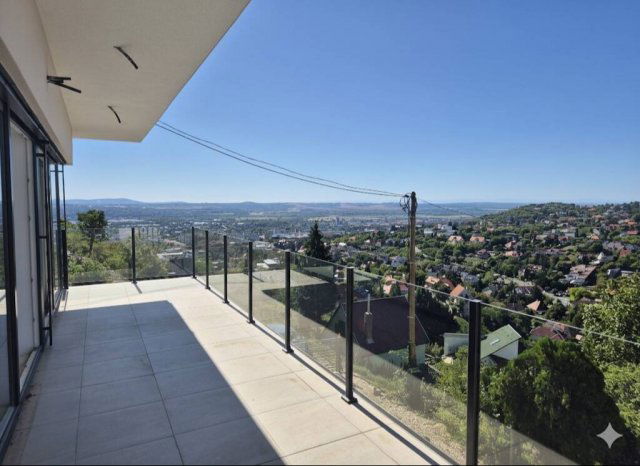 Eladó téglalakás, Pécsett 149.9 M Ft, 5 szobás