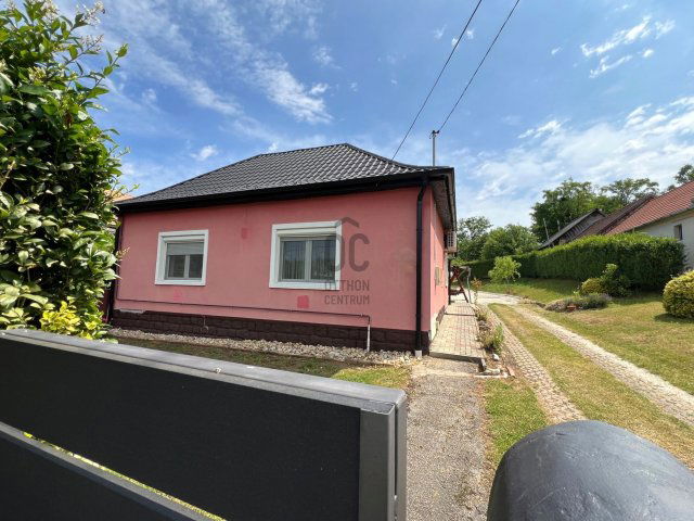 Eladó családi ház, Lakhegyen 69.99 M Ft, 4 szobás