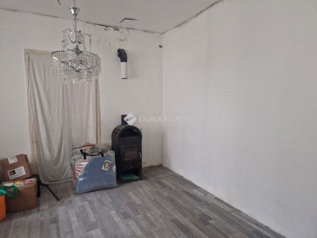 Eladó családi ház, Garén 14 M Ft, 2 szobás