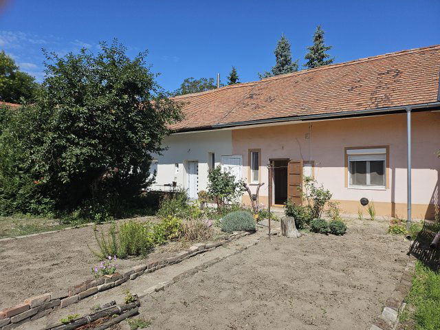 Eladó téglalakás, Székesfehérvárott 31.99 M Ft, 1 szobás
