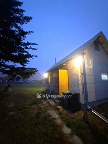 Eladó családi ház, Ráckeresztúron 25.9 M Ft, 1 szobás