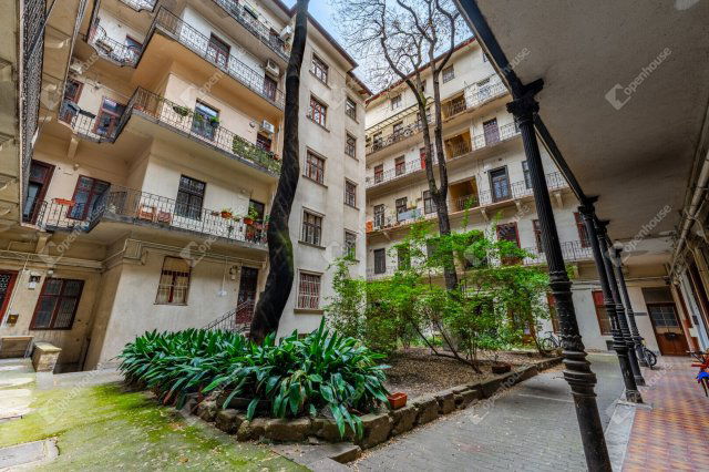 Eladó téglalakás, Budapesten, VI. kerületben 44.9 M Ft, 1 szobás