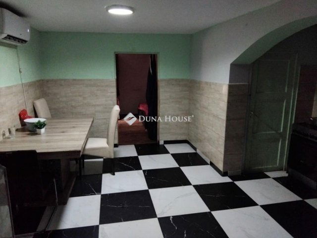Eladó családi ház, Kunszentmiklóson 26.5 M Ft, 2 szobás
