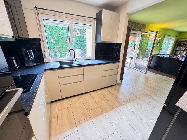 Eladó családi ház, Győrújbaráton 120 M Ft, 4 szobás