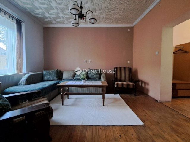 Eladó családi ház, Pécsett 29.9 M Ft, 2 szobás