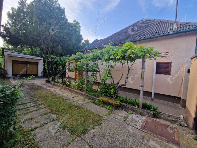 Eladó családi ház, Komáromban 48 M Ft, 3 szobás