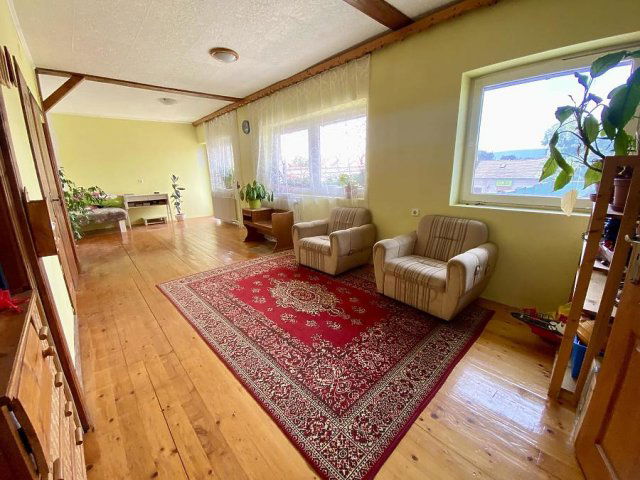 Eladó családi ház, Vácon 115.99 M Ft, 7 szobás