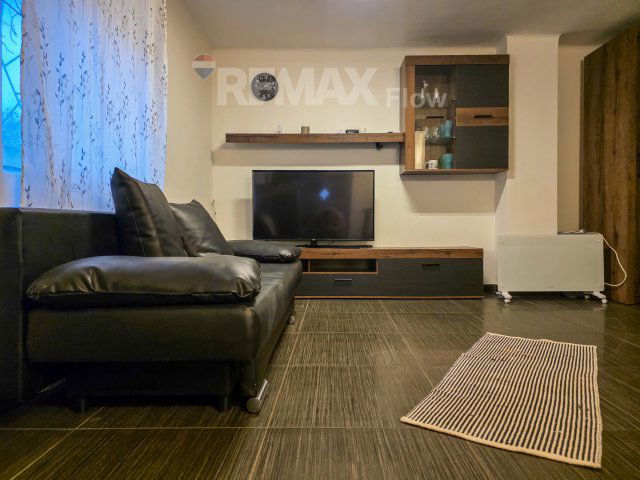 Kiadó téglalakás, albérlet, Pécsett 160 E Ft / hó, 1 szobás