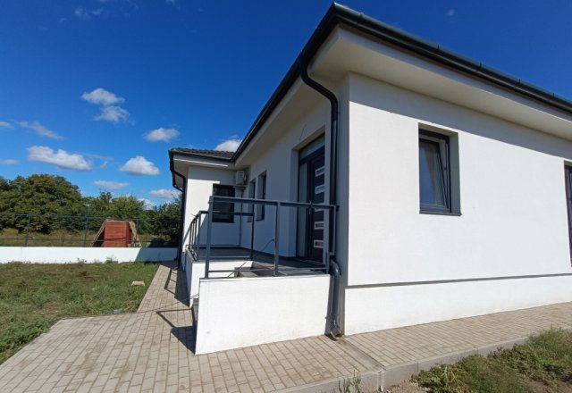 Eladó ikerház, Nyíregyházán 68 M Ft, 3 szobás