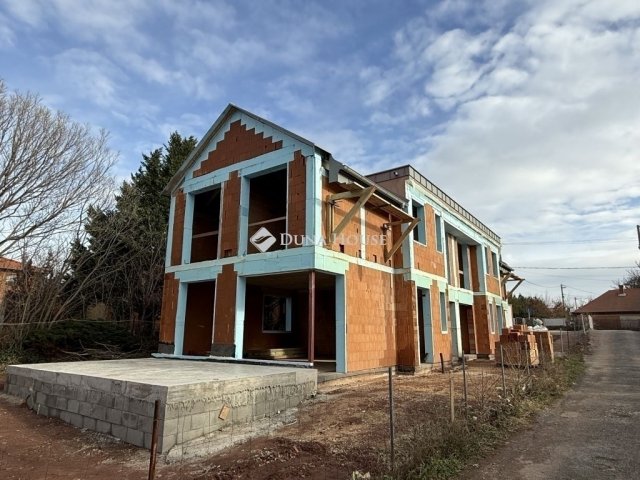 Eladó ikerház, Pécsett 169.9 M Ft, 4 szobás