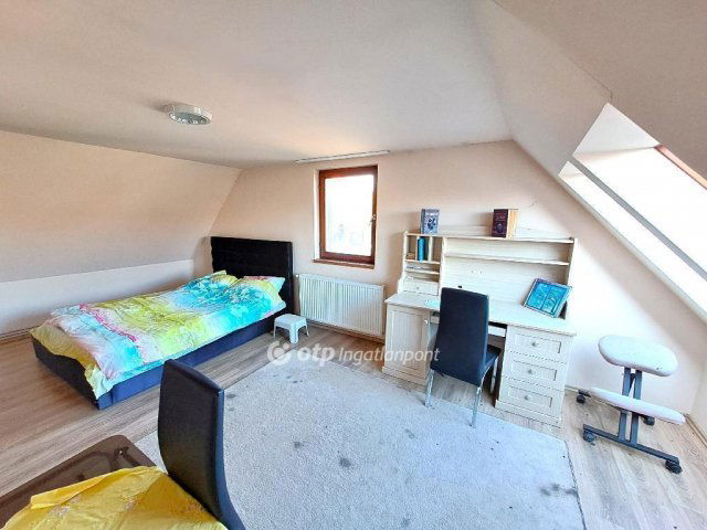 Eladó családi ház, Szolnokon 95 M Ft, 9 szobás