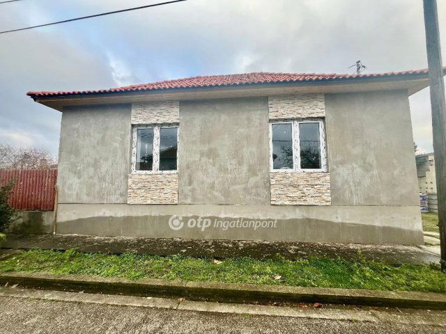Eladó családi ház, Szolnokon 65 M Ft, 3 szobás