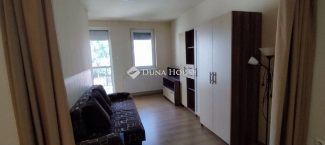 Eladó téglalakás, Szegeden 63 M Ft, 2 szobás