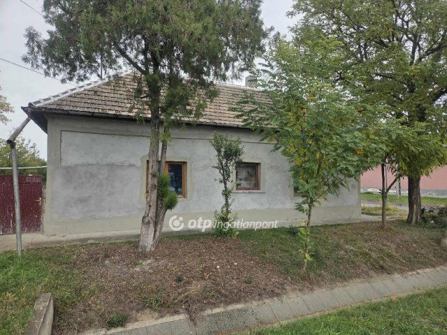 Eladó családi ház, Fegyverneken 13.5 M Ft, 3 szobás