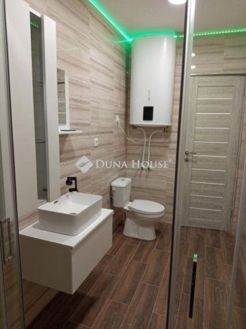 Eladó téglalakás, Komlón 33.9 M Ft, 3 szobás