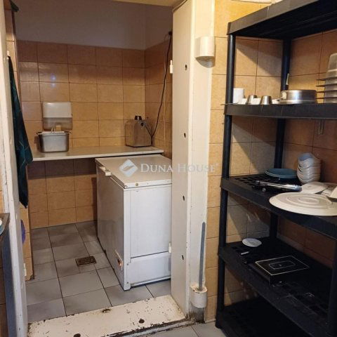 Kiadó üzlethelyiség, Pécsett, Király utcában 380 E Ft / hó