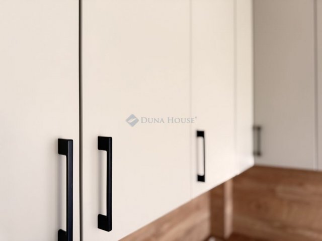 Eladó panellakás, Pécsett 54.9 M Ft, 3 szobás