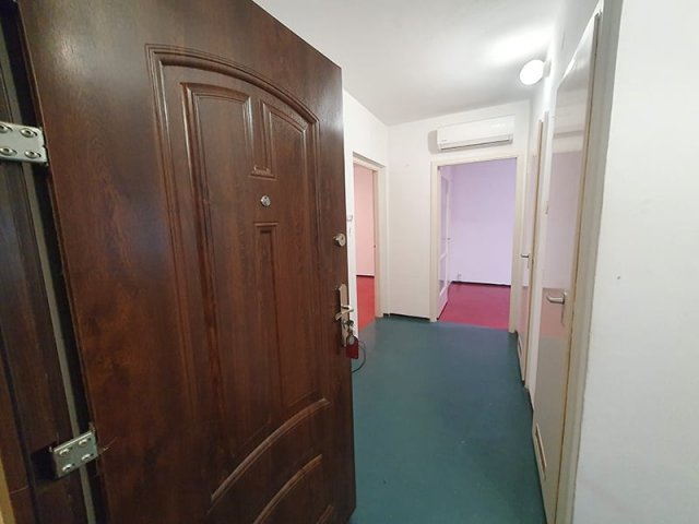 Eladó panellakás, Debrecenben 64.9 M Ft, 3 szobás