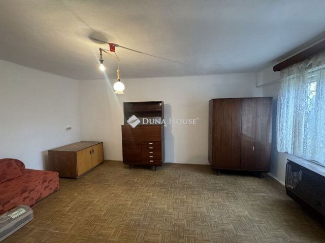 Eladó családi ház, Pécsett 44 M Ft, 4 szobás