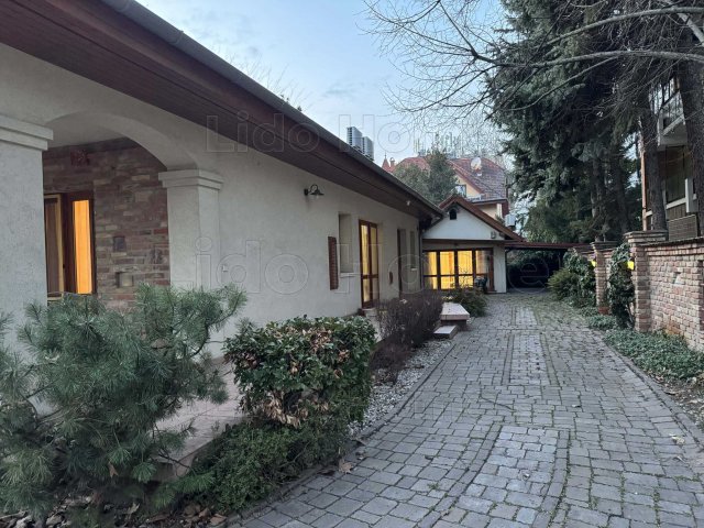 Eladó családi ház, Siófokon 280 M Ft, 8 szobás