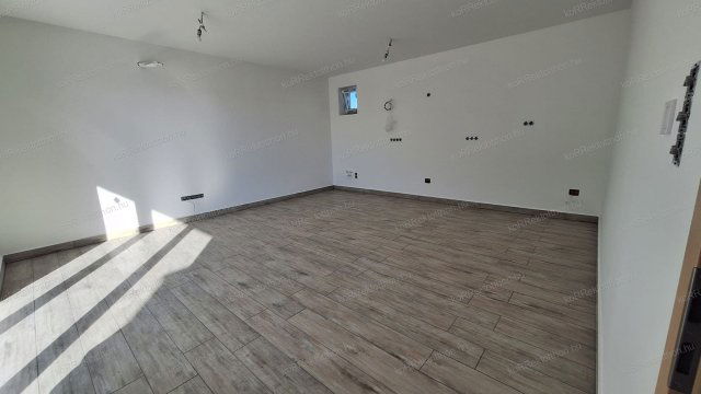 Eladó ikerház, Jászberényben 65.9 M Ft, 4 szobás