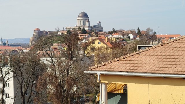 Eladó téglalakás, Esztergomban 94.99 M Ft, 3+2 szobás