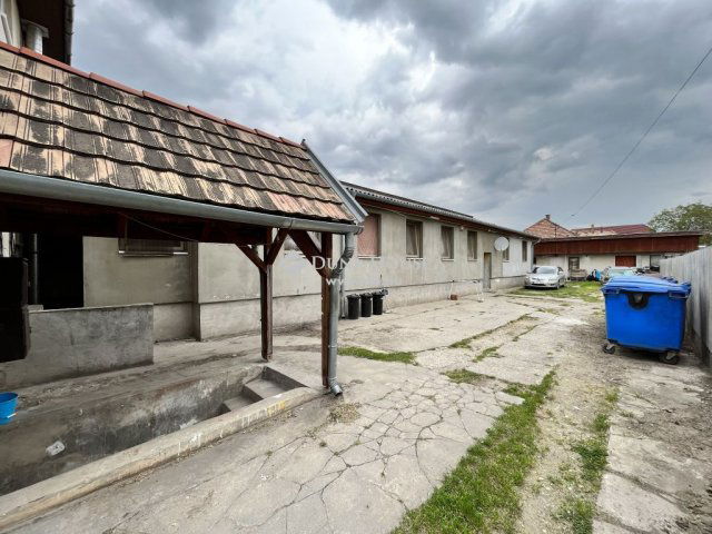 Eladó családi ház, Gyálon 475 M Ft, 10 szobás