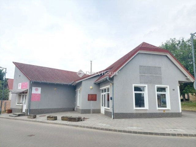 Eladó családi ház, Pakson 110 M Ft, 2 szobás