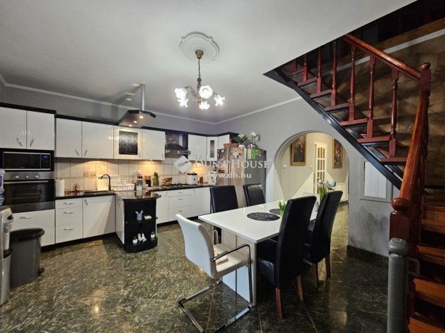 Eladó téglalakás, Mohácson 52.9 M Ft, 4 szobás