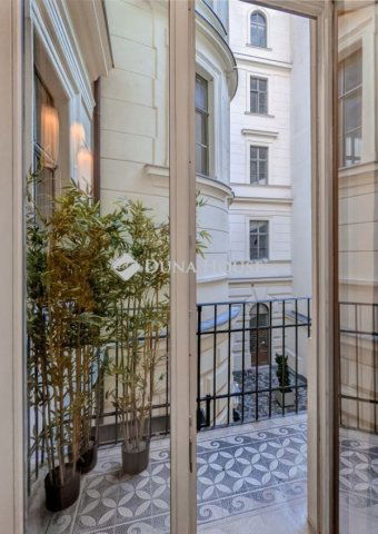 Eladó téglalakás, Budapesten, VI. kerületben 122 M Ft, 1 szobás