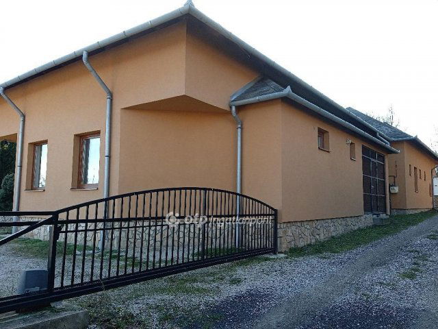 Eladó családi ház, Szentgálon 240 M Ft, 7 szobás