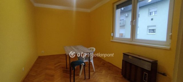 Eladó téglalakás, Szekszárdon 33.5 M Ft, 2 szobás