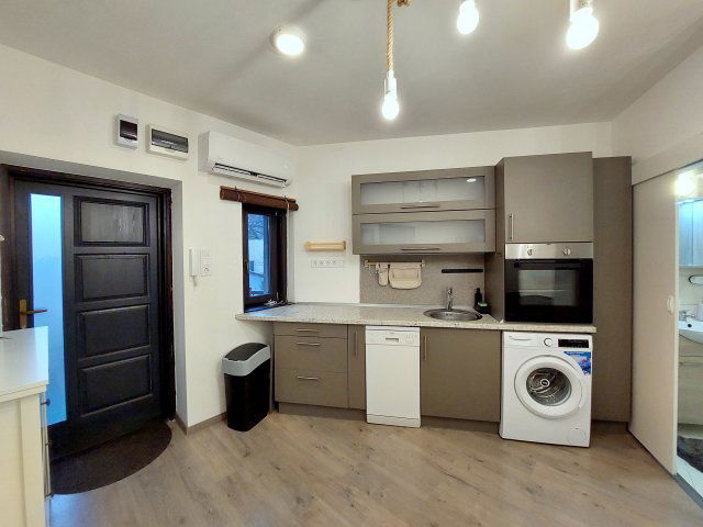 Eladó téglalakás, Szegeden 42.9 M Ft, 1 szobás